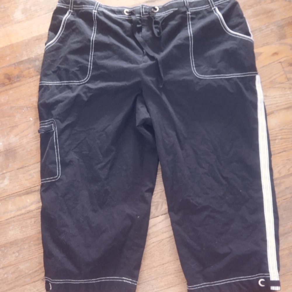 Like New SJB Active Women's Cargo Capri Pants 1X Short